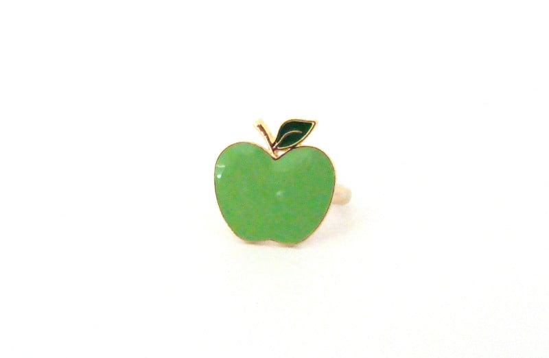 Anel dourado com formato de  maçã verde