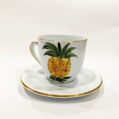 Xícara de chá de cerâmica com pintura de abacaxi